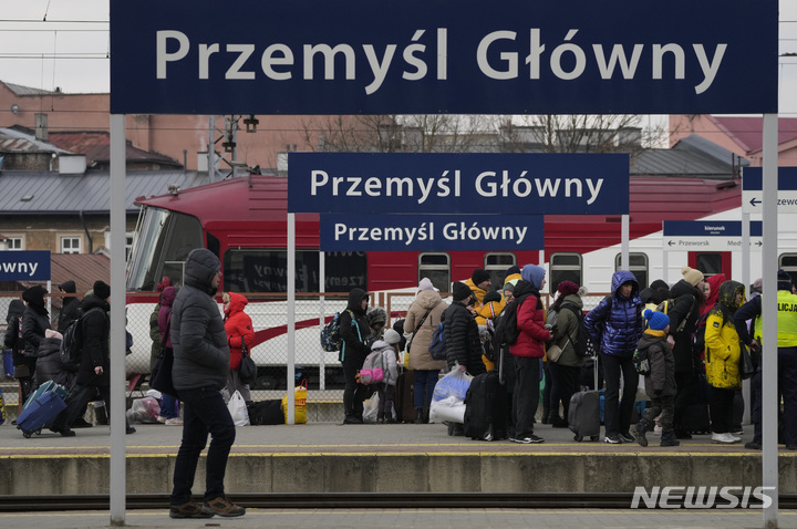[프셰미실=AP/뉴시스] 7일(현지시간) 폴란드 프셰미실 역에서 우크라이나 난민들이 바르샤바 행 기차를 타러 이동하고 있다. 2022.03.08.