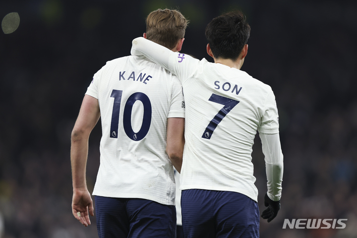 [런던=AP/뉴시스] 토트넘 핫스퍼의 손흥민(오른쪽)이 8일(한국시간) 영국 런던 토트넘 핫스퍼 스타디움에서 열린 에버튼과 2021~22 EPL 홈경기에서 득점을 올린 해리 케인을 축하하며 어깨동무를 하고 있다. 2022.03.08.