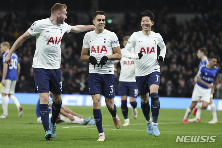 [런던=AP/뉴시스] 잉글랜드 프로축구 프리미어리그(EPL) 토트넘 홋스퍼 시절 손흥민과 세르히오 레길론(가운데). 2022.03.08.