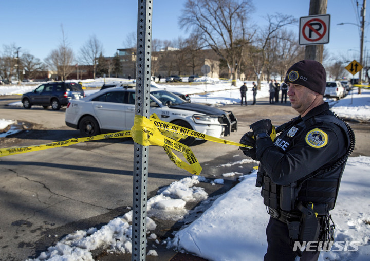 [디모인( 미 아이오와주)= AP/뉴시스] 미국 아이오와주 디모인 시내의 이스트 고교에서 7일 총격사건이 일어난 뒤 경찰이 교문 앞 현장을 조사하고 있다.&nbsp; 