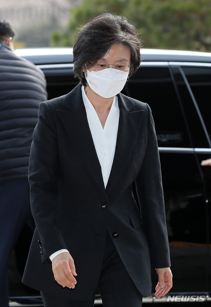 [과천=뉴시스] 이영환 기자 = 노정희 중앙선거관리위원회 위원장이 8일 오전 경기 과천시 중앙선거관리위원회로 출근하고 있다. 2022.03.08. 20hwan@newsis.com