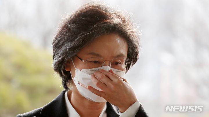 [과천=뉴시스] 이영환 기자 = 노정희 중앙선거관리위원회 위원장이 8일 오전 경기 과천시 중앙선거관리위원회로 출근하고 있다. 2022.03.08. 20hwan@newsis.com