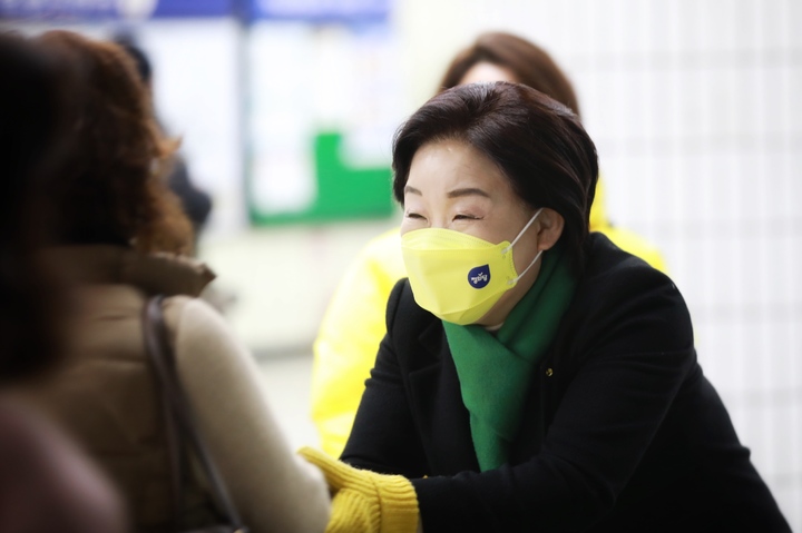 [서울=뉴시스] 최진석 기자 = 심상정 정의당 대선 후보가 대선을 하루 앞둔 8일 서울 노원구 마들역에서 출근길 인사를 하고 있다. (사진=정의당 제공) 2022.03.08. photo@newsis.com *재판매 및 DB 금지