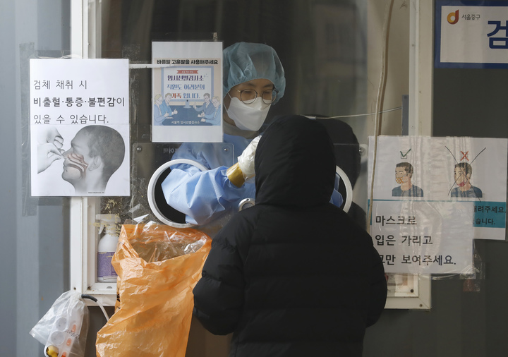 [서울=뉴시스] 고승민 기자 = 8일 서울역 코로나19 임시선별검사소, 신속항원검사소를 찾은 시민이 PCR 검사를 받고 있다. 2022.03.08. kkssmm99@newsis.com