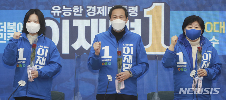 [서울=뉴시스] 최진석 기자 = 우상호(왼쪽 두번째) 더불어민주당 총괄선대본부장(가운데)이 8일 오전 서울 여의도 중앙당사에서 열린 선대위 본부장단 회의를 앞두고 세계 여성의 날을 기념하며 장미꽃을 들고 구호를 외치고 있다. 왼쪽부터 박지현 디지털성범죄근절특별위원장, 우 총괄선대본부장, 서영교 총괄상황실장. (공동취재사진) 2022.03.08. photo@newsis.com