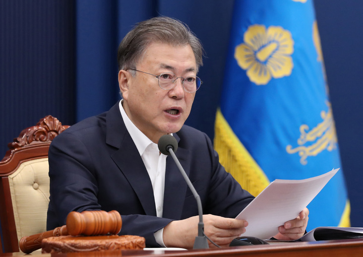 [서울=뉴시스] 김진아 기자 = 문재인 대통령이 8일 청와대 여민관에서 열린 영상 국무회의에서 발언하고 있다. 2022.03.08. bluesoda@newsis.com