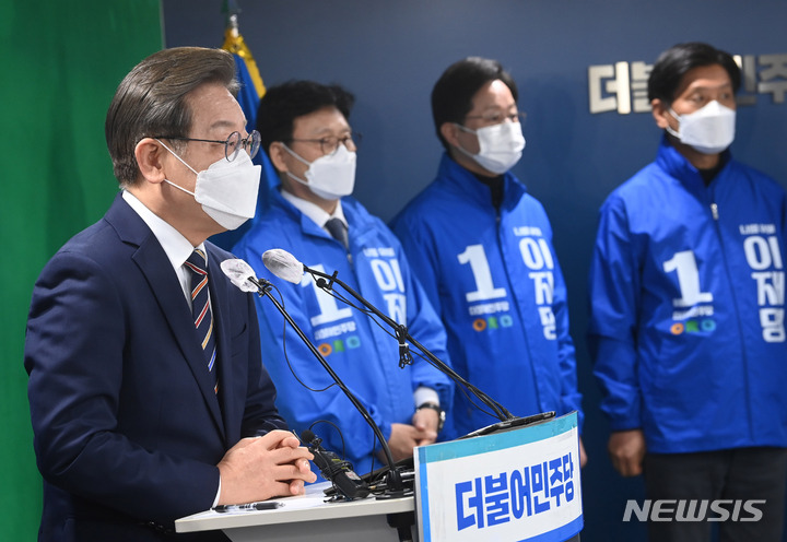 [서울=뉴시스] 최진석 기자 = 이재명 더불어민주당 대선 후보가 8일 오전 서울 여의도 중앙당사에서 위기극복, 국민통합 특별 기자회견을 하고 있다. (공동취재사진) 2022.03.08. photo@newsis.com