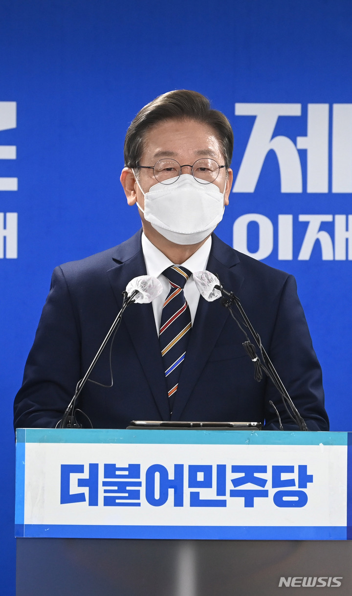 [서울=뉴시스] 최진석 기자 = 이재명 더불어민주당 대선 후보가 8일 오전 서울 여의도 중앙당사에서 위기극복, 국민통합 특별 기자회견을 하고 있다. (공동취재사진) 2022.03.08. photo@newsis.com