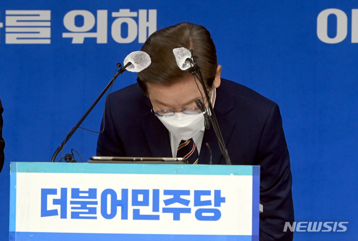 [서울=뉴시스] 최진석 기자 = 이재명 더불어민주당 대선 후보가 8일 오전 서울 여의도 중앙당사에서 위기극복, 국민통합 특별 기자회견에 앞서 인사하고 있다. (공동취재사진) 2022.03.08. photo@newsis.com