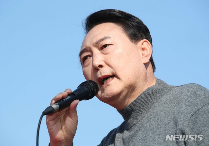 [제주=뉴시스] 전신 기자 = 윤석열 국민의힘 대선 후보가 8일 제주 제주시 동문시장 인근에서 시민들을 향해 지지를 호소하고 있다. 2022.03.08. photo1006@newsis.com