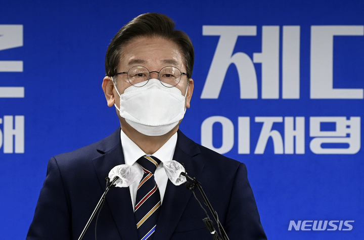 [서울=뉴시스] 최진석 기자 = 이재명 더불어민주당 대선 후보가 8일 오전 서울 여의도 중앙당사에서 위기극복, 국민통합 특별 기자회견을 하고 있다. (공동취재사진) 2022.03.08. photo@newsis.com