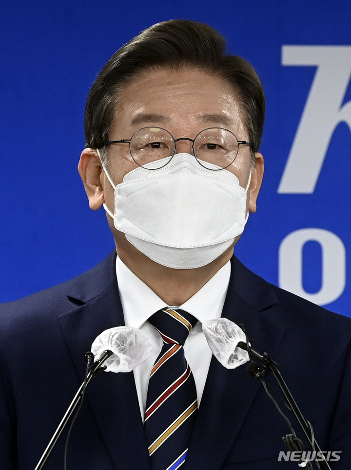 [서울=뉴시스] 최진석 기자 = 이재명 더불어민주당 대선 후보가 8일 오전 서울 여의도 중앙당사에서 위기극복, 국민통합 특별 기자회견을 하고 있다. (공동취재사진) 2022.03.08. photo@newsis.com