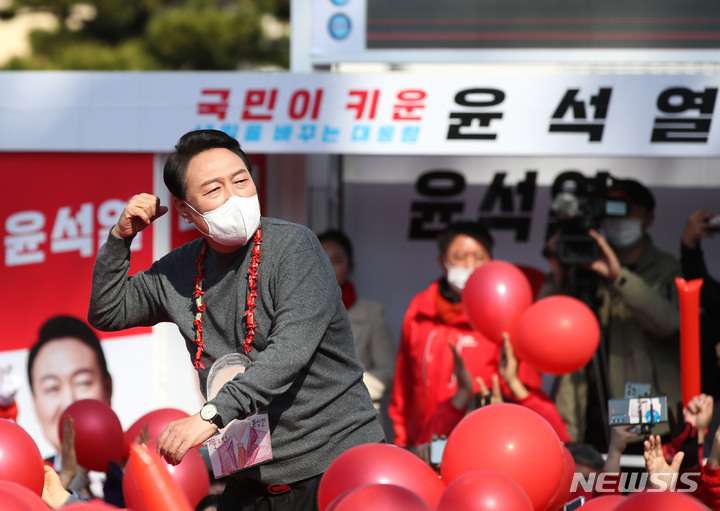[제주=뉴시스] 우장호 기자 = 윤석열 국민의힘 대선후보가 8일 오전 제주시 동문시장 인근 광장에서 열린 유세에서 지지자들의 환호에 어퍼컷 세리머니로 화답하고 있다. 윤 후보는 이날 제주를 거쳐 부산과 대구, 대전을 잇달아 찾은 뒤 서울광장에서 마지막 유세를 가질 예정이다. 2022.03.08. woo1223@newsis.com