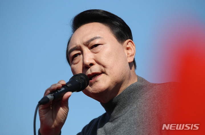 [제주=뉴시스] 우장호 기자 = 윤석열 국민의힘 대선후보가 8일 오전 제주시 동문시장 인근 광장에서 열린 유세에서 지지를 호소하고 있다. 윤 후보는 이날 제주를 거쳐 부산과 대구, 대전을 잇달아 찾은 뒤 서울광장에서 마지막 유세를 가질 예정이다. 2022.03.08. woo1223@newsis.com