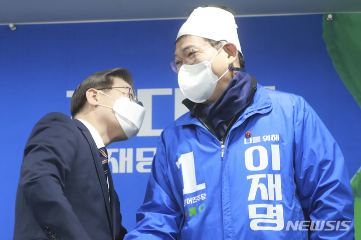 [서울=뉴시스] 최진석 기자 = 이재명 더불어민주당 대선후보가 8일 오전 서울 여의도 당사에서 '위기극복, 국민통합 특별 기자회견'에서 전일 선거운동 중 괴한에게 둔기 피습을 당한 송영길 대표의 상처부위를 살피고 있다. (공동취재사진) 2022.03.08. photo@newsis.com