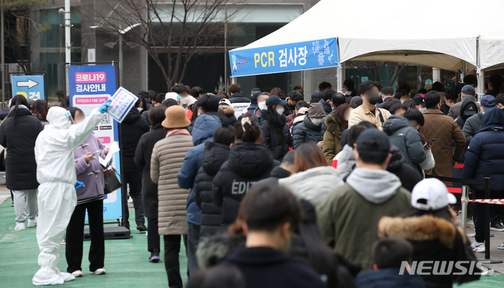 [서울=뉴시스] 조수정 기자 = 0시 기준 코로나19 신규확진자가 20만 2721명 발생한 8일 오전 서울 송파구 보건소 선별진료소에서 시민들이 PCR 검사를 받기 위해 줄서 기다리고 있다. 2022.03.08. chocrystal@newsis.com