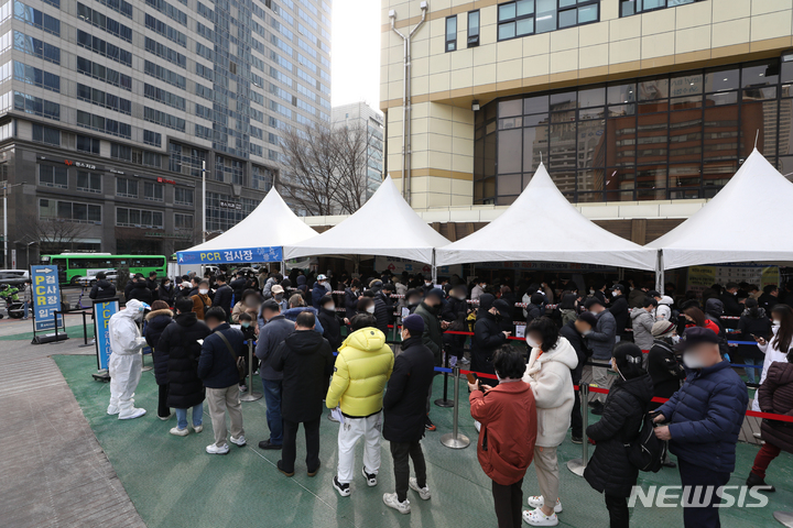 [서울=뉴시스] 조수정 기자 = 0시 기준 코로나19 신규확진자가 20만 2721명 발생한 8일 오전 서울 송파구 보건소 선별진료소에서 시민들이 PCR 검사를 받기 위해 줄서 기다리고 있다. 2022.03.08. chocrystal@newsis.com