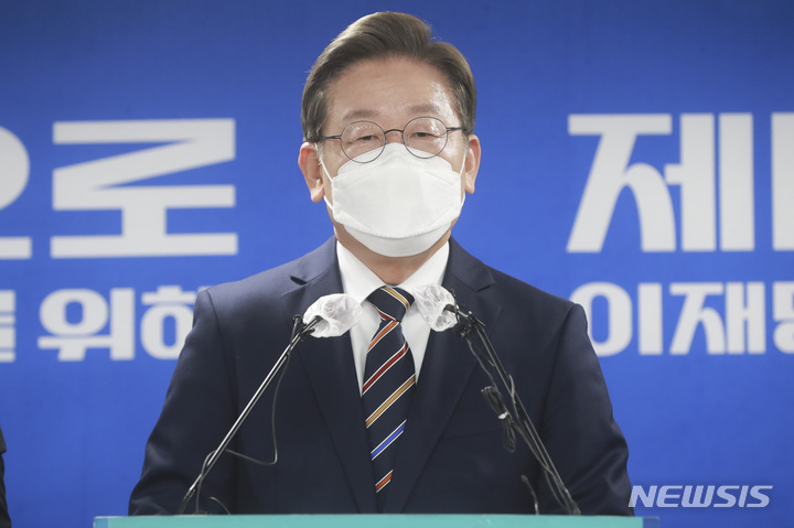 [서울=뉴시스] 최진석 기자 = 이재명 더불어민주당 대선후보가 8일 오전 서울 여의도 당사에서 '위기극복, 국민통합 특별 기자회견'을 하고 있다. (공동취재사진) 2022.03.08. photo@newsis.com