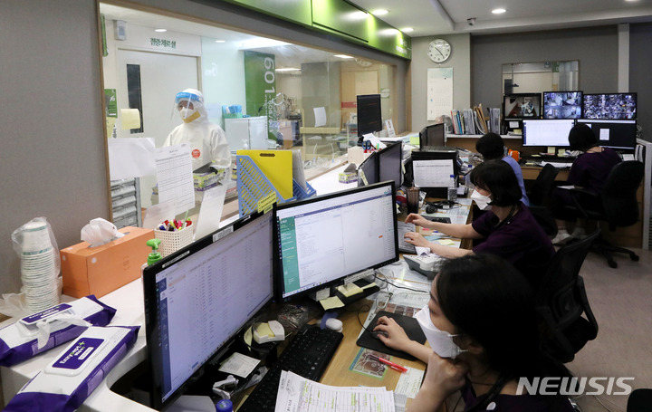 [서울=뉴시스] 추상철 기자 = 코로나19 위중증 환자가 1000명을 넘기면서 중환자실 가동률이 수도권은 55.7%, 비수도권은 70%에 육박했다. 8일 오전 코로나19 거점전담병원인 서울 광진구 혜민병원 음압병동에서 의료진들이 분주한 모습을 보이고 있다. 2022.03.08. scchoo@newsis.com