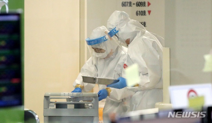 [서울=뉴시스] 추상철 기자 = 코로나19 위중증 환자가 1000명을 넘기면서 중환자실 가동률이 수도권은 55.7%, 비수도권은 70%에 육박했다. 8일 오전 코로나19 거점전담병원인 서울 광진구 혜민병원 음압병동에서 의료진들이 분주한 모습을 보이고 있다. 2022.03.08. scchoo@newsis.com