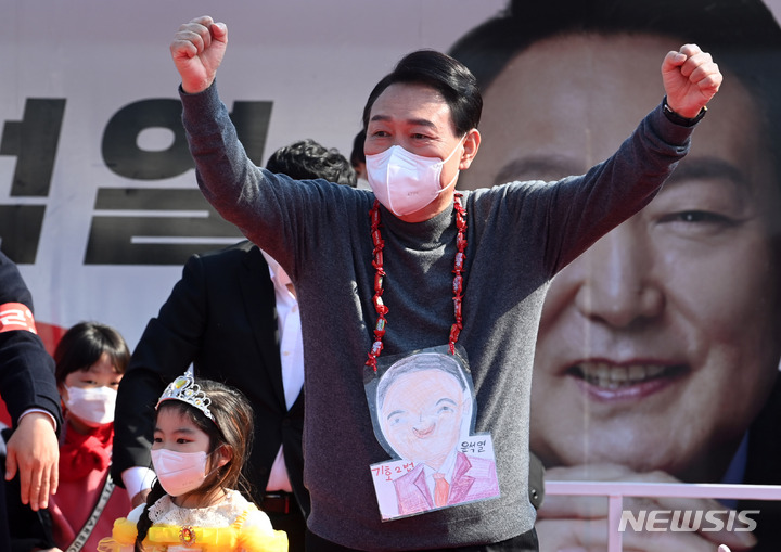 [제주=뉴시스] 전신 기자 = 윤석열 국민의힘 대선 후보가 8일 제주 제주시 동문시장 인근에서 시민들을 향해 지지를 호소하고 있다. 2022.03.08. photo1006@newsis.com