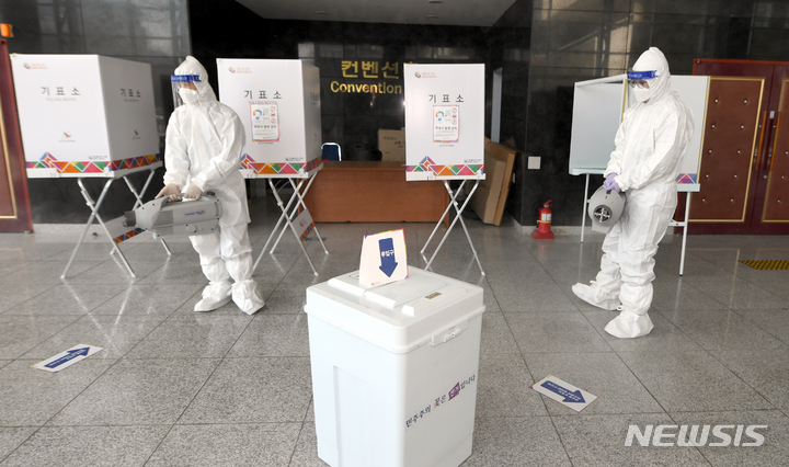 [광주=뉴시스] 류형근 기자 = 20대 대통령 선거를 하루 앞둔 8일 오전 광주 북구 전남대학교 컨벤션홀에 설치된 '용봉동 제4 투표소'에서 방역요원들이 코로나19 소독을 하고 있다. 2022.03.08. hgryu77@newsis.com