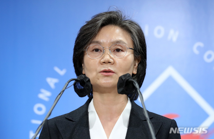 [과천=뉴시스] 이영환 기자 = 노정희 중앙선거관리위원회 위원장이 제20대 대통령선거를 하루 앞둔 8일 오후 경기 과천시 중앙선거관리위원회에서 대국민 담화 발표를 하고 있다. 2022.03.08. 20hwan@newsis.com