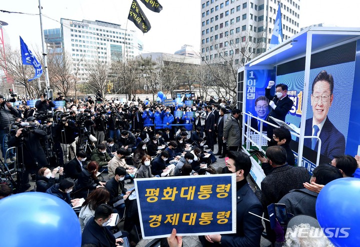 [서울=뉴시스] 국회사진기자단 = 이재명 더불어민주당 대선 후보가 8일 서울 여의도우체국 앞 유세현장에서 시민들에게 지지를 호소하고 있다. 2022.03.08. photo@newsis.com
