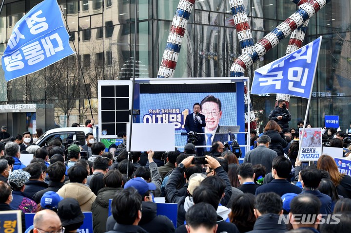 [서울=뉴시스] 국회사진기자단 = 이재명 더불어민주당 대선 후보가 8일 서울 여의도우체국 앞 유세현장에서 시민들에게 지지를 호소하고 있다. 2022.03.08. photo@newsis.com