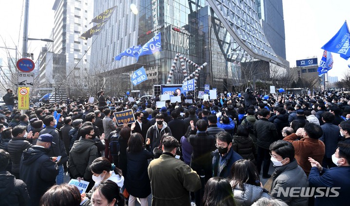 [서울=뉴시스] 국회사진기자단 = 이재명 더불어민주당 대선 후보가 8일 서울 여의도우체국 앞 유세현장에서 시민들에게 지지를 호소하고 있다. 2022.03.08. photo@newsis.com