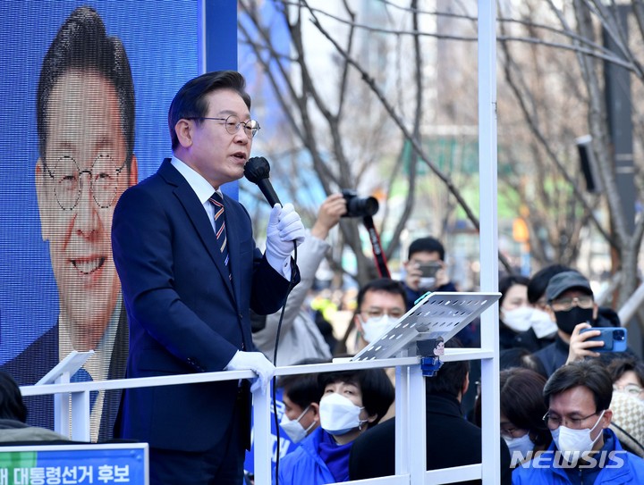 [서울=뉴시스] 국회사진기자단 = 이재명 더불어민주당 대선 후보가 8일 서울 여의도우체국 앞 유세현장에서 시민들에게 지지를 호소하고 있다. 2022.03.08. photo@newsis.com