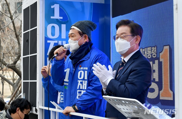 [서울=뉴시스] 국회사진기자단 = 송영길 더불어민주당 대표가 8일 서울 여의도우체국 앞 이재명 민주당 대선 후보 유세현장에서 시민들에게 이 후보 지지를 호소하고 있다. 송 대표는 전날 선거운동 중 괴한에게 둔기 피습을 당했다. 2022.03.08. photo@newsis.com