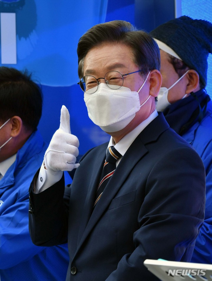 [서울=뉴시스] 국회사진기자단 = 이재명 더불어민주당 대선 후보가 8일 서울 여의도우체국 앞 유세현장에서 시민들에게 지지를 호소하고 있다. 2022.03.08. photo@newsis.com