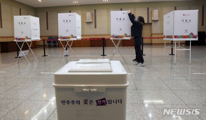 [부산=뉴시스] 하경민 기자 = 제20대 대통령선거를 하루 앞둔 8일 부산 남구청 대강당에 마련된 대연6동 제1투표소에서 선거사무원들이 기표소를 설치하고 있다. 이번 대선 투표는 부산 내 총 918개 투표소에서 9일 오전 6시~오후 6시까지, 코로나19 확진자 등의 투표는 오후 6시~오후 7시30분까지 진행된다. 앞서 지난 4~5일 진행된 대선 사전투표에서 부산의 투표율은 34.25%를 기록했다. 2022.03.08. yulnetphoto@newsis.com