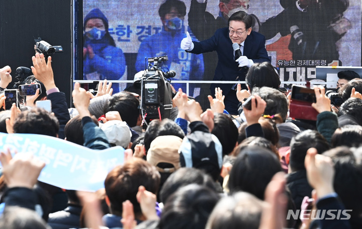 [고양=뉴시스] 국회사진기자단 = 이재명 더불어민주당 대선 후보가 선거를 하루 앞둔 8일 경기도 고양시 일산시장에서 열린 ‘고양시를 위해! 고양시민을 위해!’ 고양 유세에서 지지를 호소하고 있다.2022.03.08. photo@newsis.com