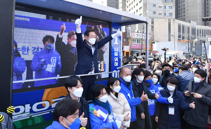 [고양=뉴시스] 국회사진기자단 = 이재명 더불어민주당 대선 후보가 선거를 하루 앞둔 8일 경기도 고양시 일산시장에서 열린 ‘고양시를 위해! 고양시민을 위해!’ 고양 유세에서 지지를 호소하고 있다.2022.03.08. photo@newsis.com