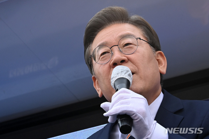 [고양=뉴시스] 국회사진기자단 = 이재명 더불어민주당 대선 후보가 선거를 하루 앞둔 8일 경기도 고양시 일산시장에서 열린 ‘고양시를 위해! 고양시민을 위해!’ 고양 유세에서 지지를 호소하고 있다.2022.03.08. photo@newsis.com