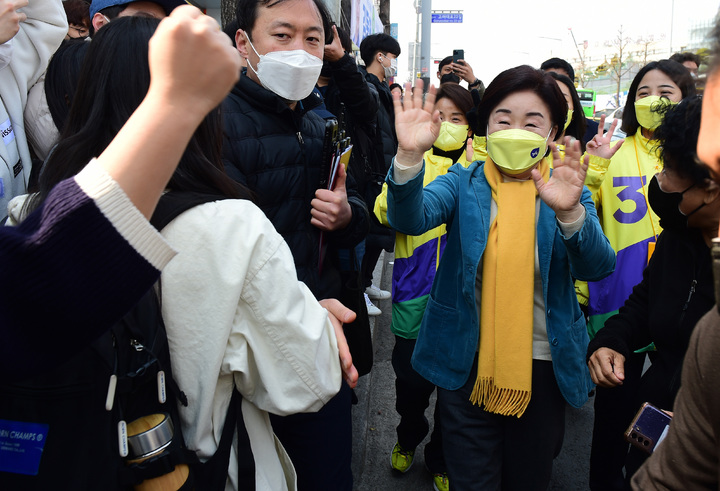 [서울=뉴시스] 국회사진기자단 = 심상정 정의당 대선 후보가 8일 서울 성북구 안암역 인근에서 열린 유세에 참석해 시민들에게 인사하고 있다. 2022.03.08. photo@newsis.com