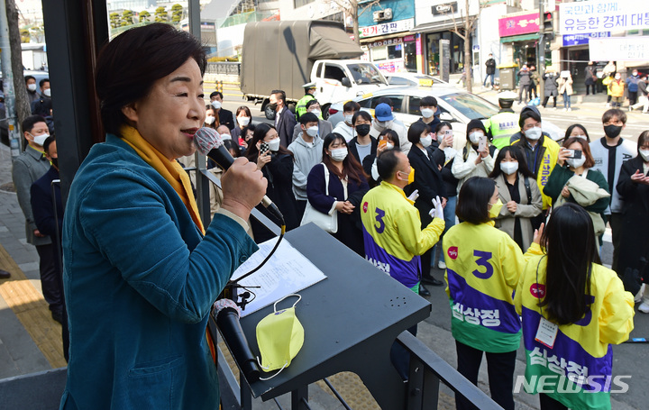 [서울=뉴시스] 국회사진기자단 = 심상정 정의당 대선 후보가 8일 서울 성북구 안암역 인근에서 유세를 열고 지지를 호소하고 있다. 2022.03.08. photo@newsis.com