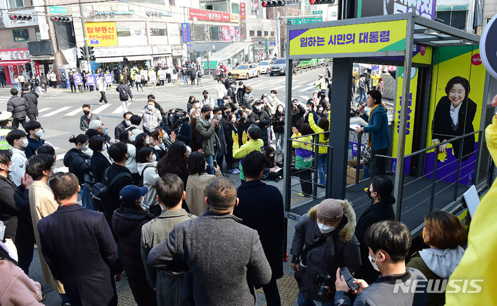 [서울=뉴시스] 국회사진기자단 = 심상정 정의당 대선 후보가 8일 서울 성북구 안암역 인근에서 유세를 열고 지지를 호소하고 있다. 2022.03.08. photo@newsis.com