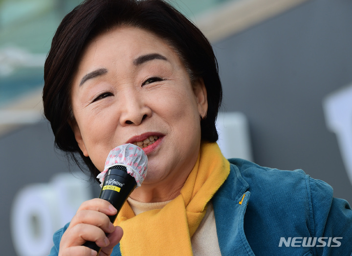 [서울=뉴시스] 국회사진기자단 = 심상정 정의당 대선 후보가 8일 서울 성북구 안암역 인근에서 유세를 열고 지지를 호소하고 있다. 2022.03.08. photo@newsis.com