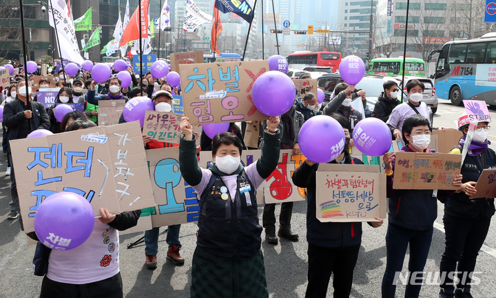 [서울=뉴시스] 고승민 기자 = '세계 여성의 날' 114주년인 지난 8일 서울시청 앞 도로에서 민주노총 주최로 열린 세계 여성의날 정신 계승 성평등 운동회에서 민주노총과 산하 여성단체 등 참가자들이 행진을 하고 있다. 2022.03.08. kkssmm99@newsis.com