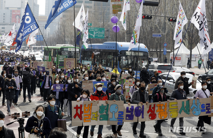 [서울=뉴시스] 고승민 기자 = '세계 여성의 날' 114주년인 8일 서울시청 앞 도로에서 민주노총 주최로 열린 세계 여성의날 정신 계승 성평등 운동회에서 민주노총과 산하 여성단체 등 참가자들이 행진을 하고 있다. 2022.03.08. kkssmm99@newsis.com
