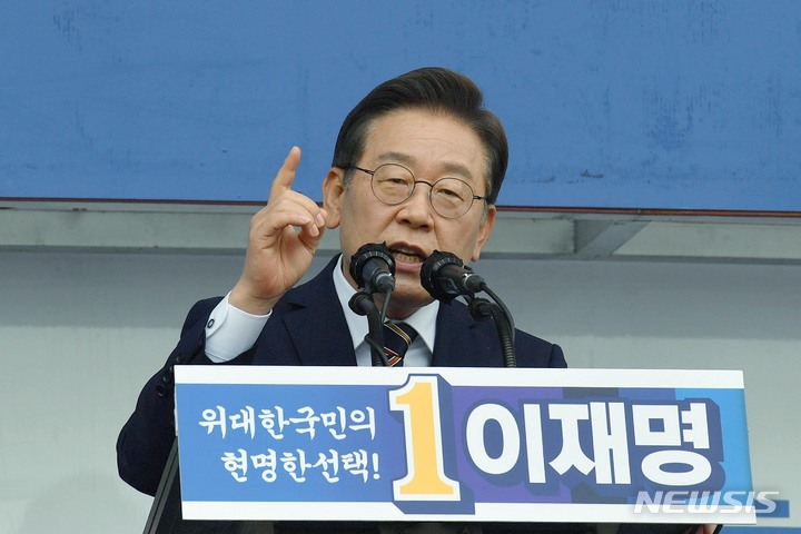 [파주=뉴시스] 국회사진기자단 = 이재명 더불어민주당 대선 후보가 8일 경기 파주시 야당역 앞에서 유세를 열고 지지를 호소하고 있다. 2022.03.08. photo@newsis.com