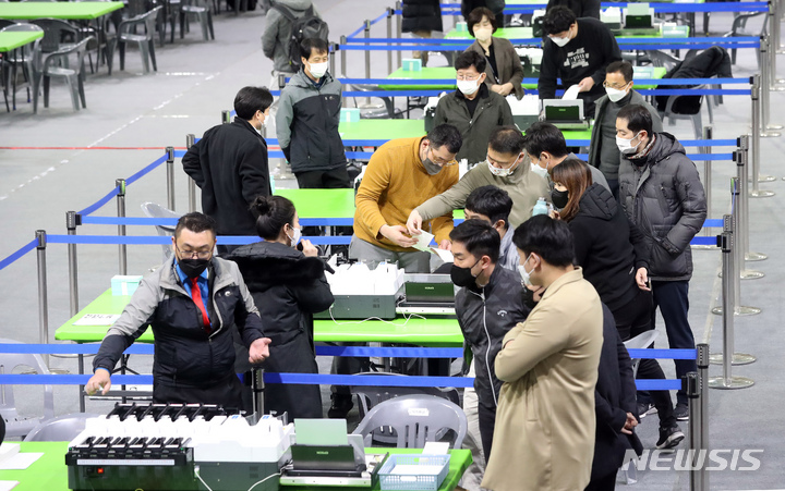 [세종=뉴시스] 강종민 기자 = 제20대 대통령선거를 하루 앞둔 8일 오후 세종시 어진동 정부세종청사 체육관에 마련된 개표소에서 참관인들이 투표지분류기를 점검하고 있다. 2022.03.08. ppkjm@newsis.com