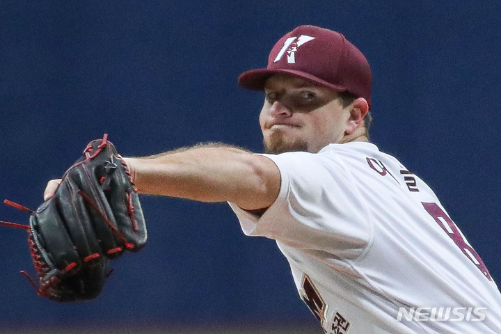 [서울=뉴시스] 권창회 기자 = 8일 오후 서울 구로구 고척스카이돔에서 열린 키움히어로즈 홈구장 첫훈련에서 애플러가 워밍업을 하고 있다. 2022.03.08. kch0523@newsis.com