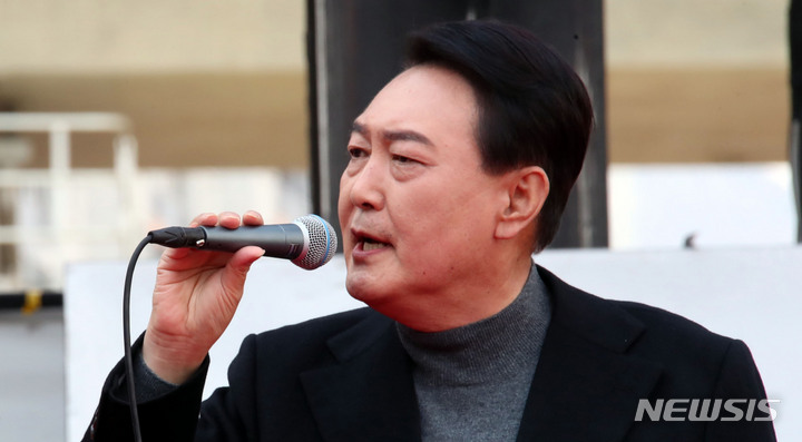 [부산=뉴시스] 전신 기자 = 윤석열 국민의힘 대선후보가 투표를 하루 앞둔 8일 부산 연제구에서 열린 "국민이 승리합니다" 부산 거점 유세에서 지지자들에게 한 표를 호소하고 있다. 2022.03.08. photo1006@newsis.com