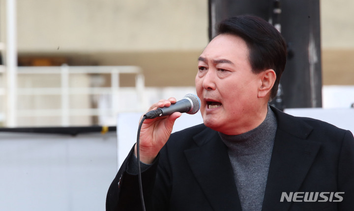 [부산=뉴시스] 전신 기자 = 윤석열 국민의힘 대선후보가 투표를 하루 앞둔 8일 부산 연제구에서 열린 "국민이 승리합니다" 부산 거점 유세에서 지지자들에게 한 표를 호소하고 있다. 2022.03.08. photo1006@newsis.com