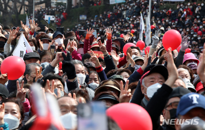 [부산=뉴시스] 전신 기자 = 대선을 하루 앞둔 8일 부산 연제구에서 열린 윤석열 국민의힘 대런후보 "국민이 승리합니다" 부산 거점 유세에서 지지자들이 윤 후보의 연설을 듣고 있다. 2022.03.08. photo1006@newsis.com
