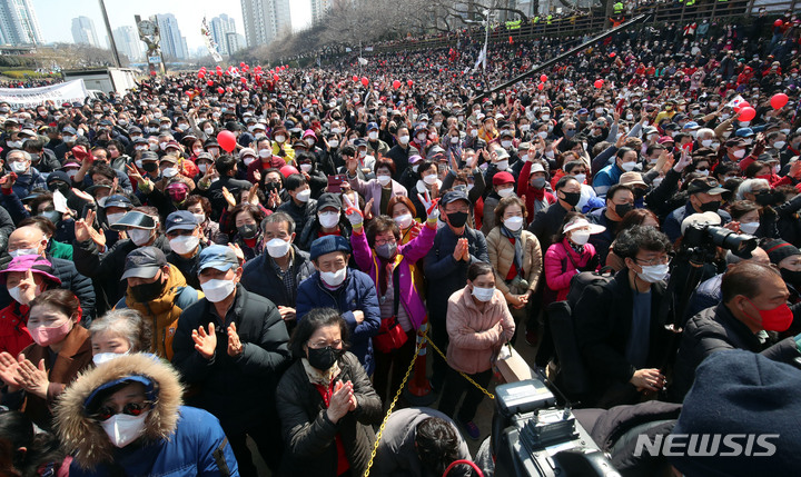 [부산=뉴시스] 전신 기자 = 대선을 하루 앞둔 8일 부산 연제구에서 열린 윤석열 국민의힘 대런후보 "국민이 승리합니다" 부산 거점 유세에서 지지자들이 윤 후보의 연설을 듣고 있다. 2022.03.08. photo1006@newsis.com